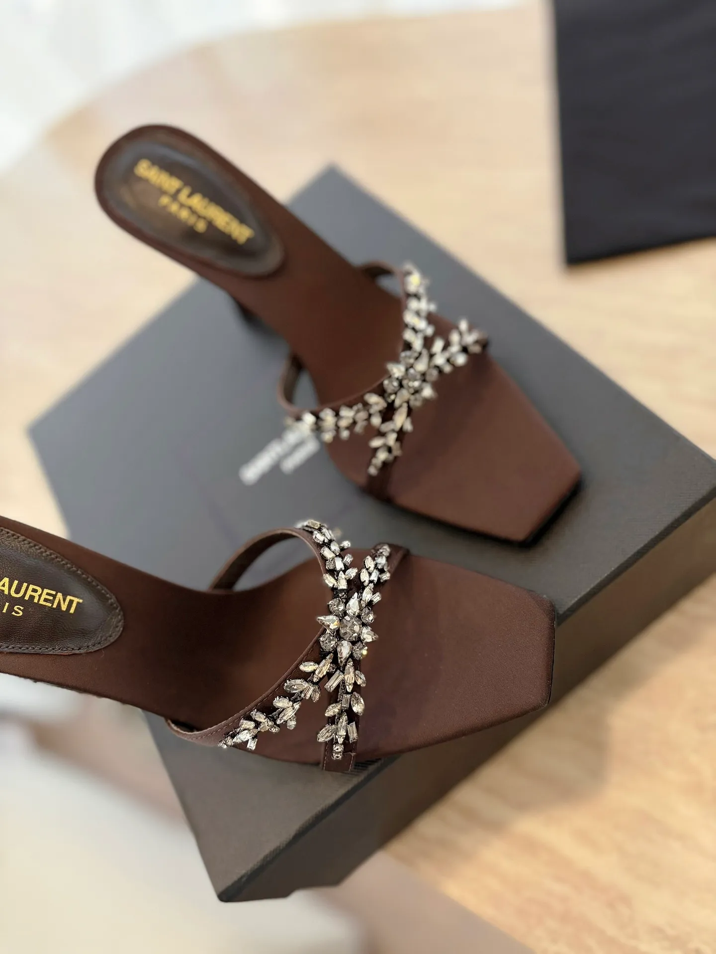 👟👟Ex-factory price 540👟👟 High version "SAINT LAUREN*" Saint Laurent YSL 25ss/spring and summer new catwalk style large rhinestone high-heeled shoes and sandals. Only YSL understands women's hearts best and does not accept refutation. It is a super invincible feminine artifact and a must-have for women (z-product full-body customization, own molded hardware accessories, perfect consistency). Compare the differences between pictures and goods on the market. ✔Upper: Customized imported calf patent leather/silk ✔Lining: Imported 🐑sheep leather ✔Sole: Imported genuine leather outsole ✔Heel height: 10.5cm ✔Number of yards: 35-39 (40 can be customized and non-returnable) (Full set of packaging)